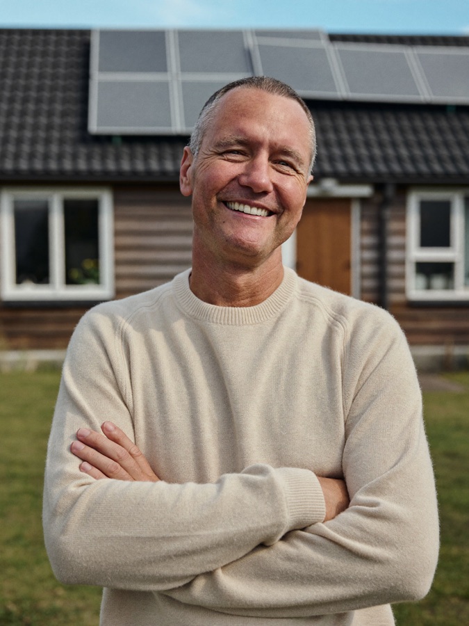Zufriedener Easy-Solar-Kunde vor seinem Haus